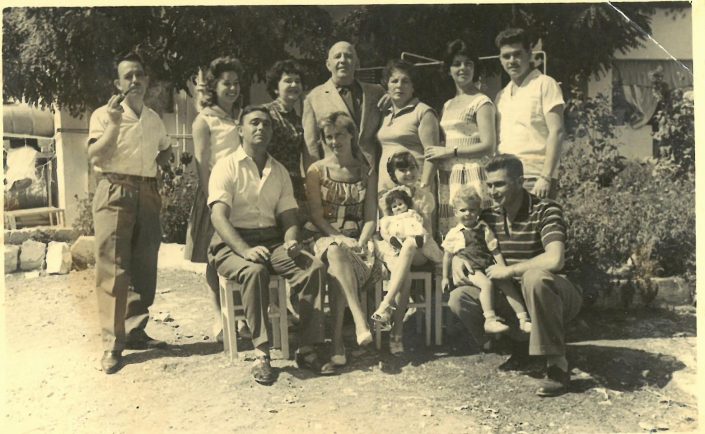 במרכז רפאל ולורה עבו, אחותו מרגלית וצאצאיהם, הבית בכנען, סוכות 1960