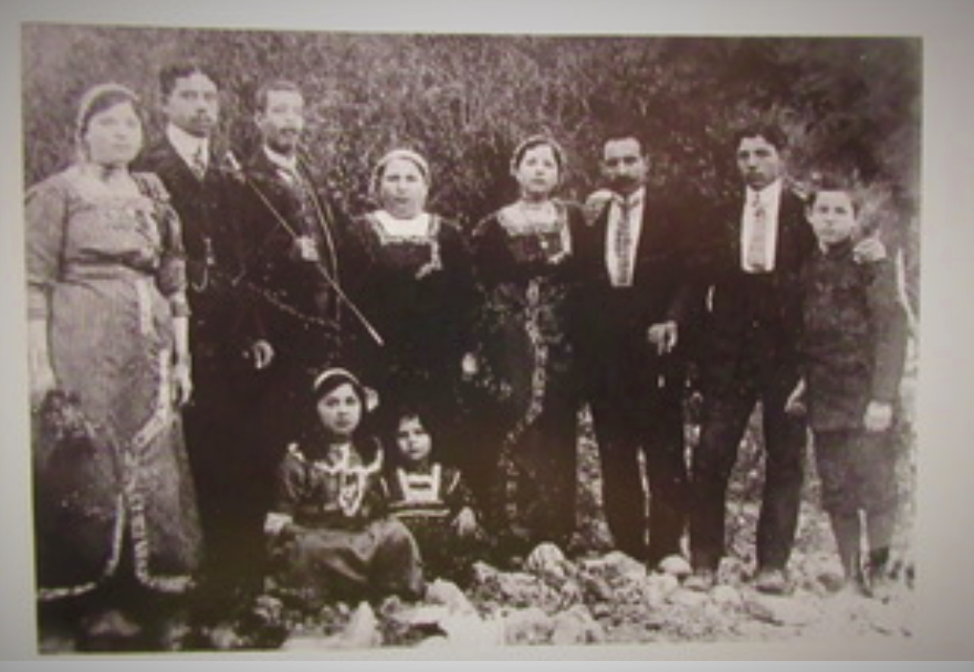 תמונה משפחתית 1914 - במרכז התמונה מאיר עבו וחיה רחל דור שלישי למסורת, ילדיהם משמאל לימין: ג'ולי ובעלה, גולדה ומאיר כהן, אדם לא מזוהה, רפאל עבו. יושבות: מרגלית ואסתר