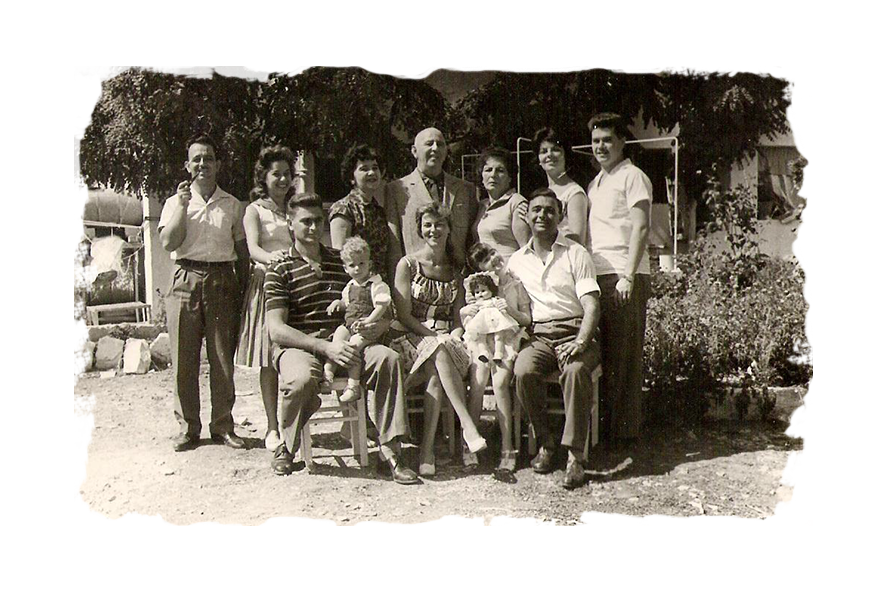 תמונה משפחתית עם רפאל עבו ובני ביתו 1960, דב שפיגלר יושב משמאל