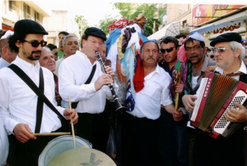 להקת הכליזמר של שמואל אחיעזר (קלרינט) בראש התהלוכה המסורתית, 2004 תשס"ד