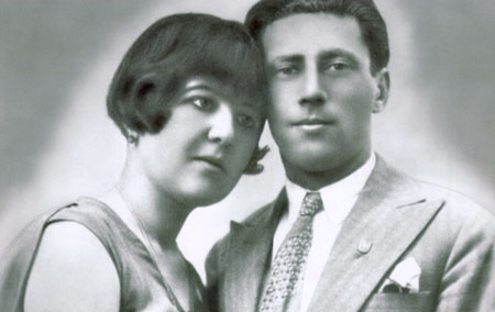 מרגלית (בתו של מאיר עבו) ובעלה, פסח בן אורי בשנת כלולותיהם, 1930.
