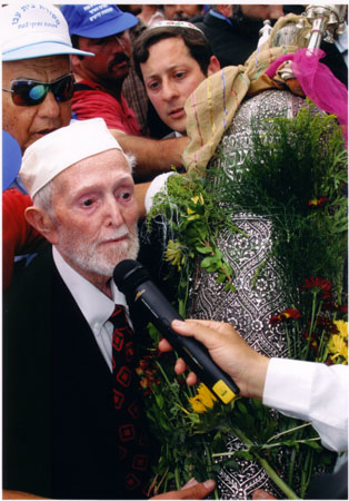 יעקב חי עבו, בנו של הרב הקונסול יצחק עבו, מברך שהחיינו תשסד 2004