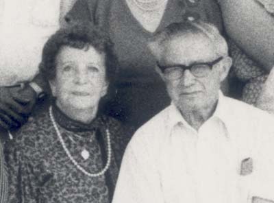 אסתר (בתו של מאיר עבו) ובעלה ובן ציון חברוני, 1984
