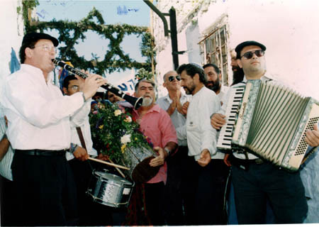 Clarinetist Shmuel Ahiezer and his band