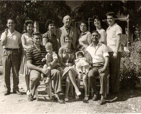 משפחת עבו לדורותיה - במרכז רפאל עבו, אשתו, אחותו מרגלית וצאצאיהם
