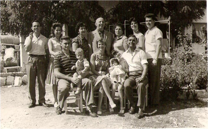 משפחת עבו לדורותיה - במרכז רפאל עבו, אשתו, אחותו מרגלית וצאצאיהם