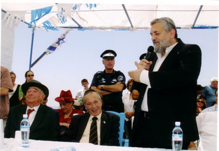 השר בני אלון מברך את משפחת עבו על שמירת המסורת, 2004, תשס