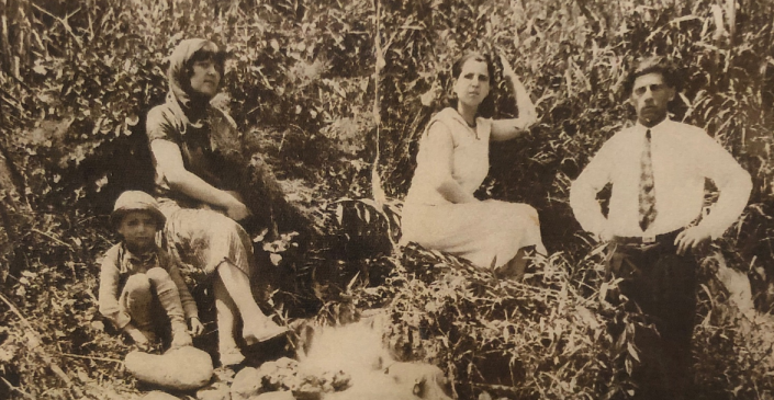 1928 - משמאל לימין - הילד יוסי עבו, מרגלית עבו בן אורי, דודה אסתר אחותה, פסח בן אורי, המעין המתוק, ואדי צפת