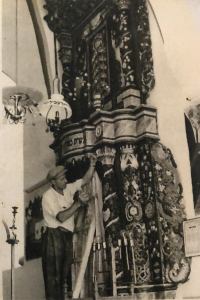 פסח בן אורי מצייר בבית הכנסת של הארי האשכנזי