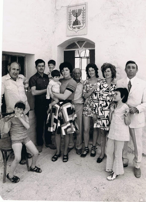 תמונה משפחתית בחצר בית עבו לאחר הטקס, שנות ה-70, משמאל אריה כהן, בנה של גולדה