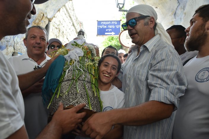 גיא עברון בנו של מאיר עברון רוקד עם ספר התורה