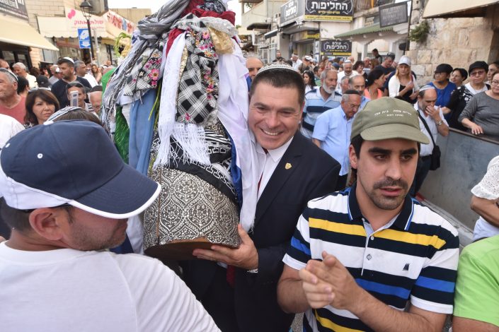 ראש העיר צפת שוקי אוחנה עם ספר התורה