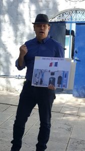 רפי פינקלשטיין, נכדו של רפאל עבו, מסביר לתלמידי צפת על החסות הקונסולורית ביום שחרור צפת 2018