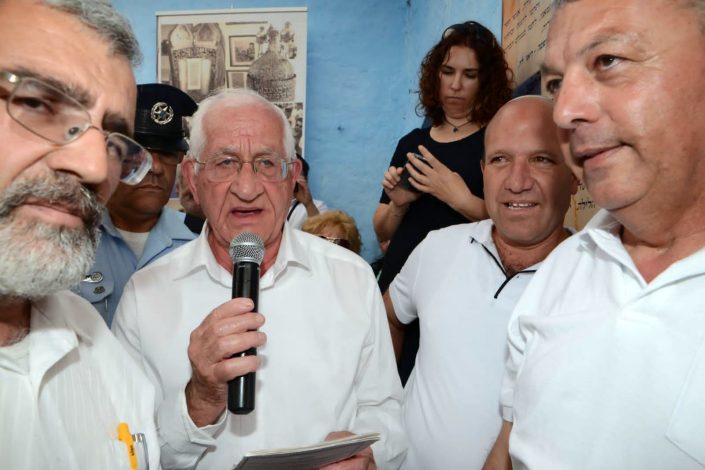החזן מאיר כרסנטי זל בטקס הוצאת ספר התורה מבית עבו בצפת למירון בערב לג בעומר