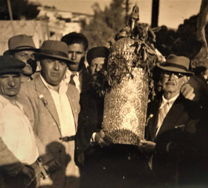 1933 מאיר עבו ובנו ורפאל - מובילי המסורת בדור השלישי והרביעי. עם התרבוש השחור - הרב הראשי הספרדי הראשון לישראל -בן-ציון מאיר חי עוזיאל.