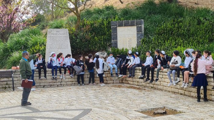 יעקב שנקמן מסביר בעמדת המצודה