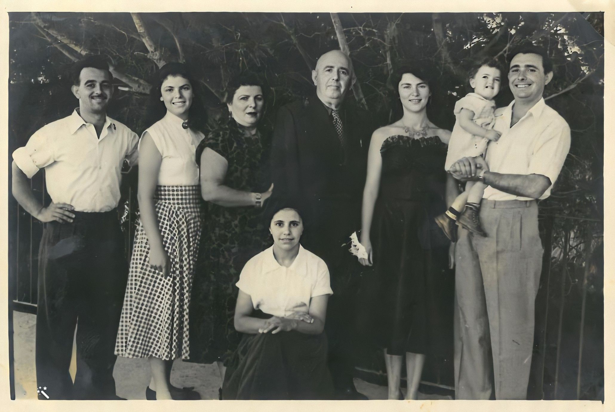 רפאל עבו (במרכז) ומשפחתו - מימין : יוסי אלומה ויהודית, משמאל: צבי, עצמונה ולורה. יושבת - הבת המאומצת, מזל.